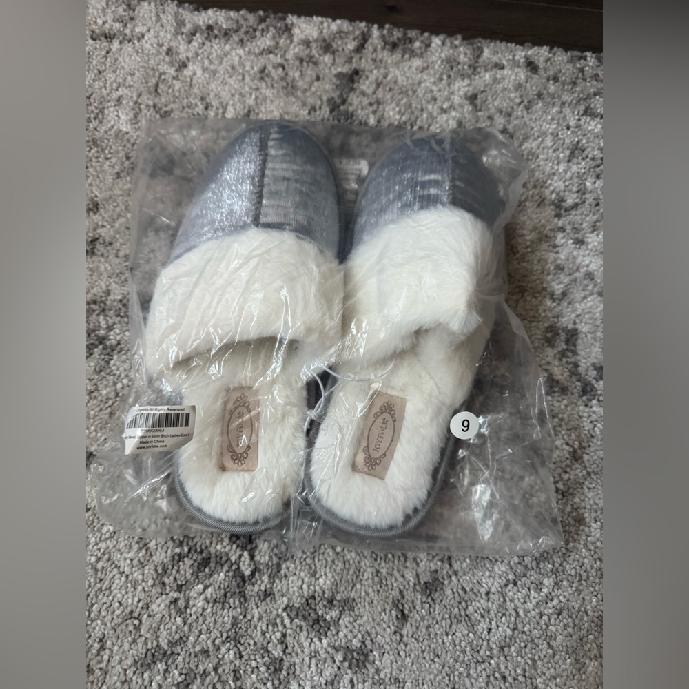 Women’s Joyfolie slippers size 9